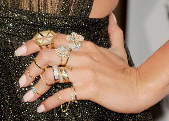 Check out Kesha's 'Finger Fashion' at the Humane Society benefit