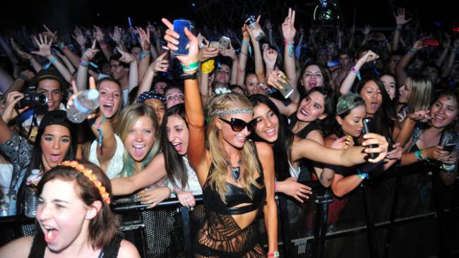 Paris Hilton revs up the crowd at Coachella