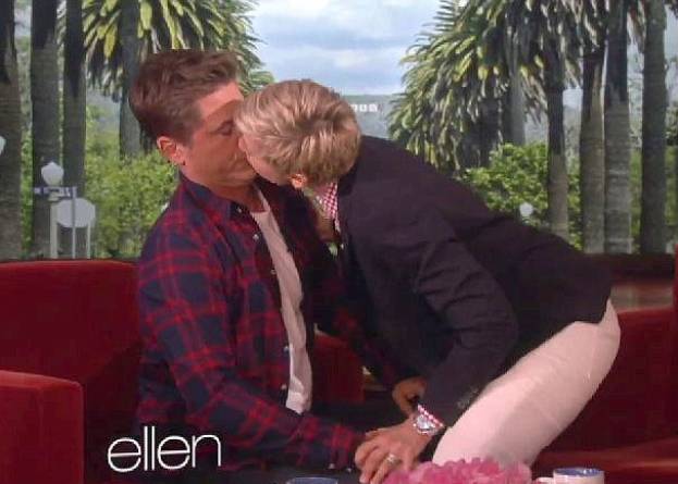 Rob gets some PDA from Ellen