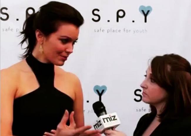 Miz Hollywood on the Red Carpet with Bellamy Young